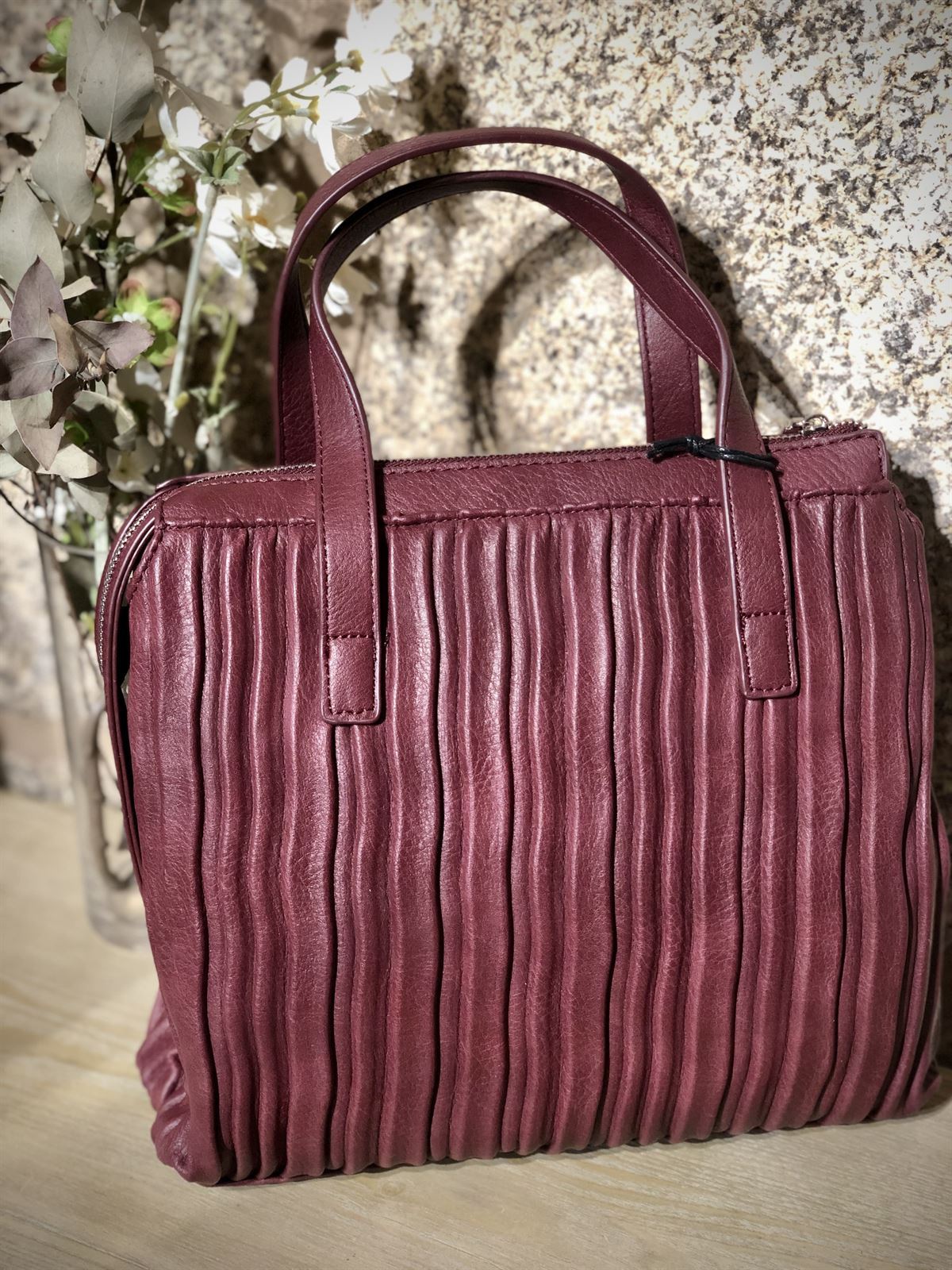 Bolso Cacharel plieges granate. - Imagen 1