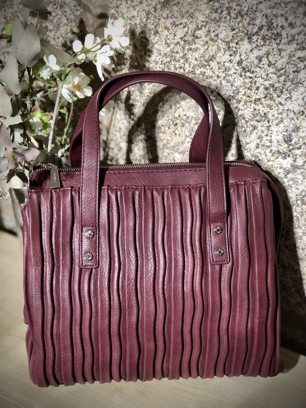 Bolso Cacharel plieges granate. - Imagen 3