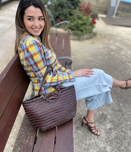 Bolso capazo piel trenzado chocolate MEDIANO - Imagen 1