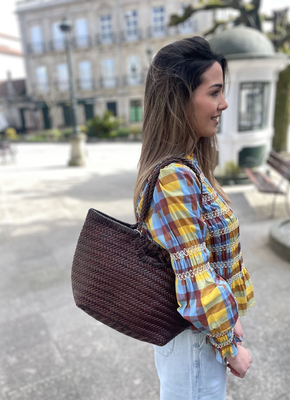 Bolso capazo piel trenzado chocolate MEDIANO - Imagen 2