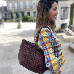 Bolso capazo piel trenzado chocolate MEDIANO - Imagen 2