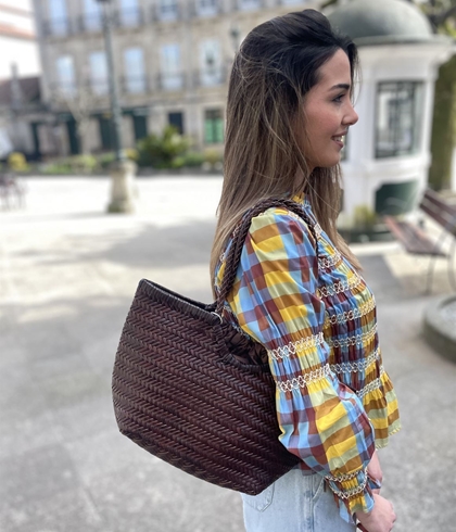 Bolso capazo piel trenzado chocolate MEDIANO - Imagen 2