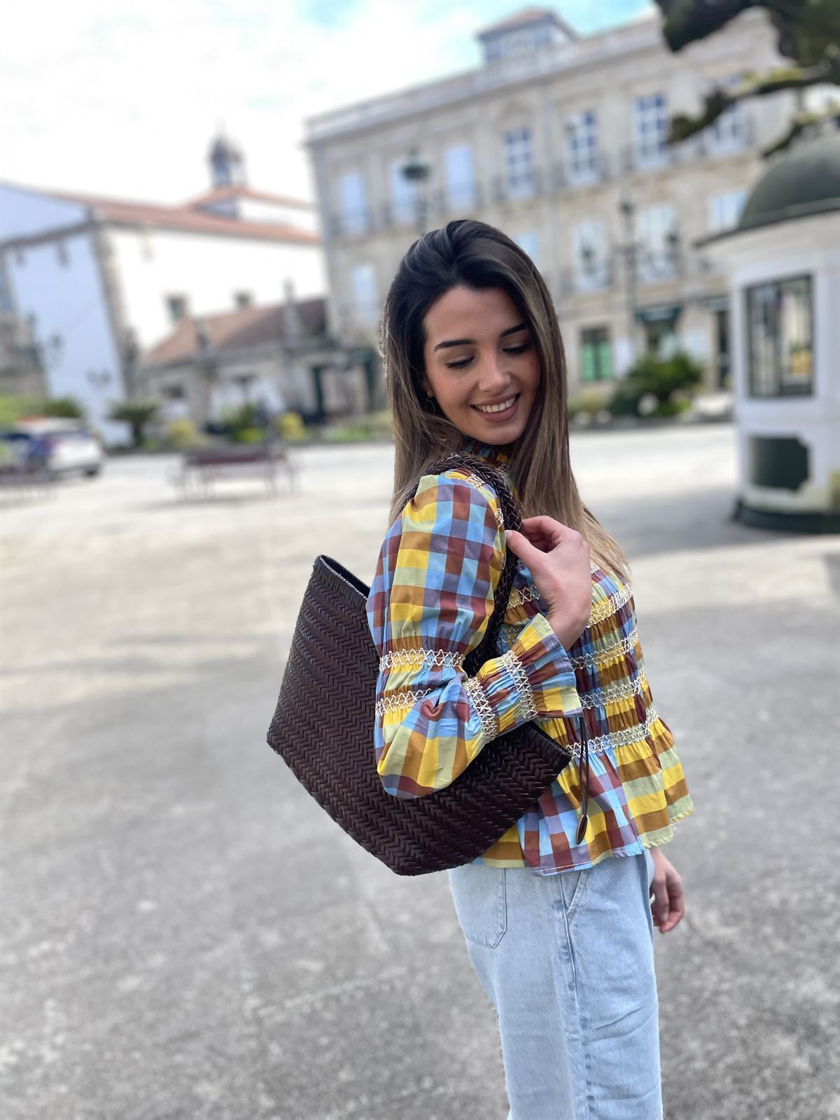 Bolso capazo piel trenzado chocolate MEDIANO - Imagen 5