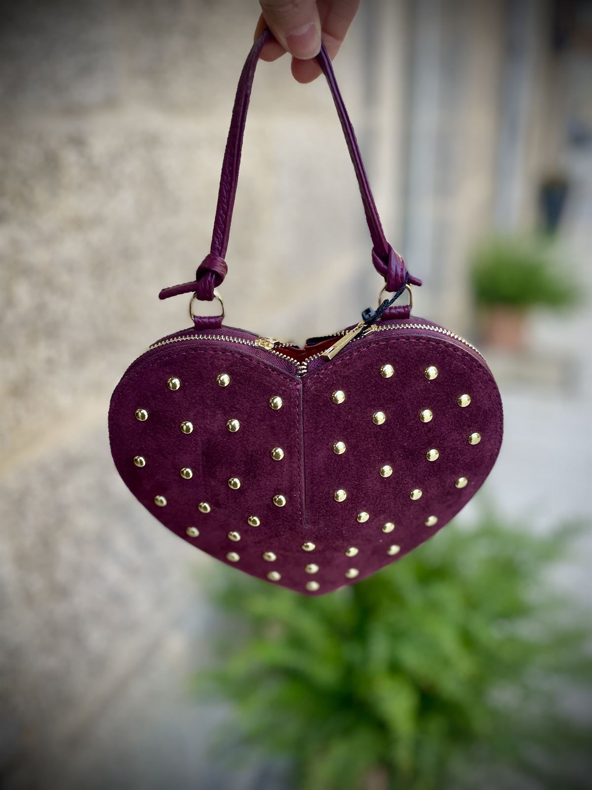 Bolso corazón tachas piel granate - Imagen 2