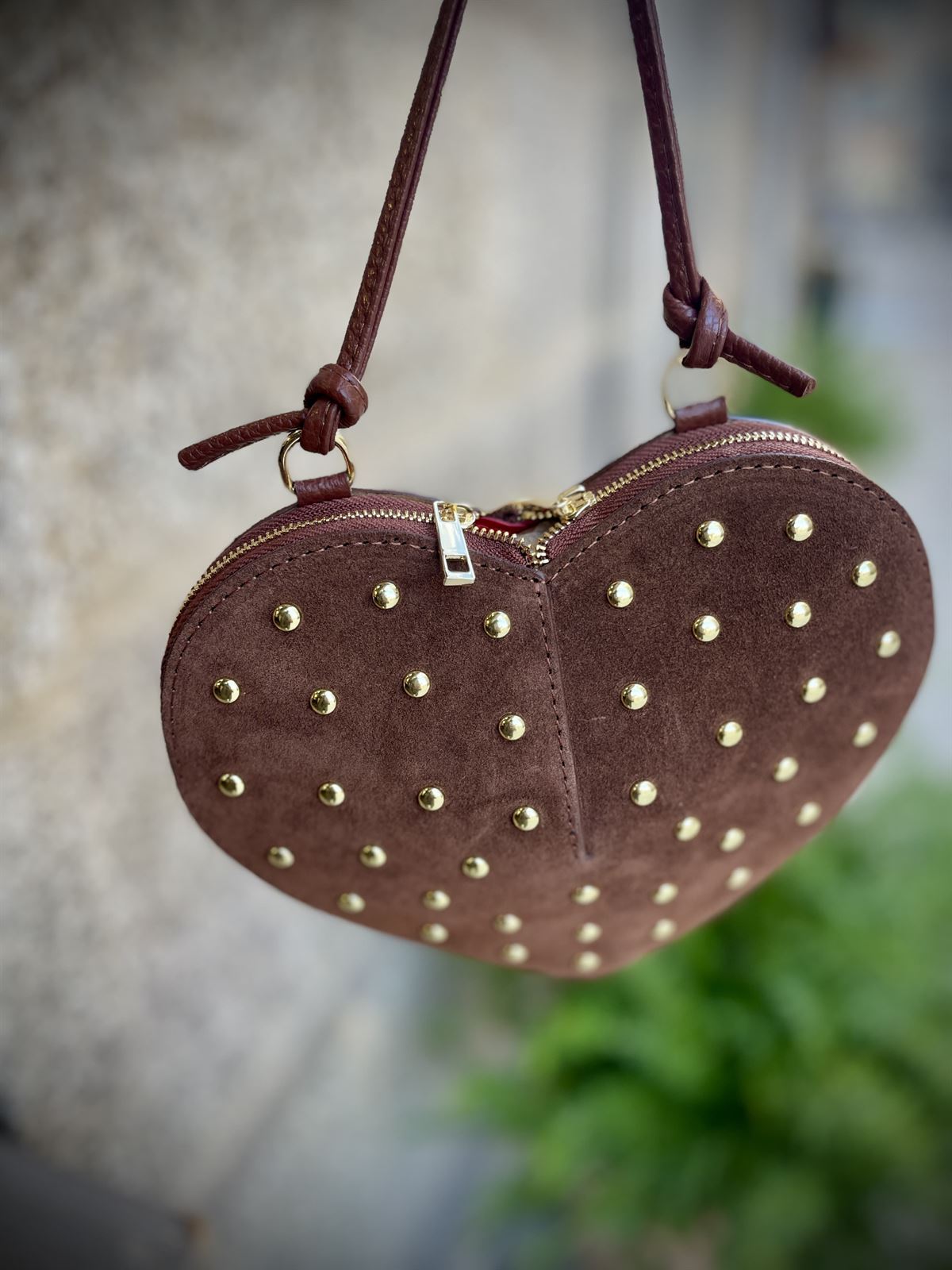 Bolso corazón tachas piel marrón tabaco - Imagen 1