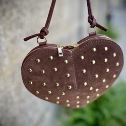 Bolso corazón tachas piel marrón tabaco - Imagen 1