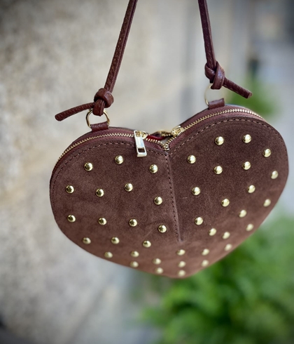 Bolso corazón tachas piel marrón tabaco - Imagen 1