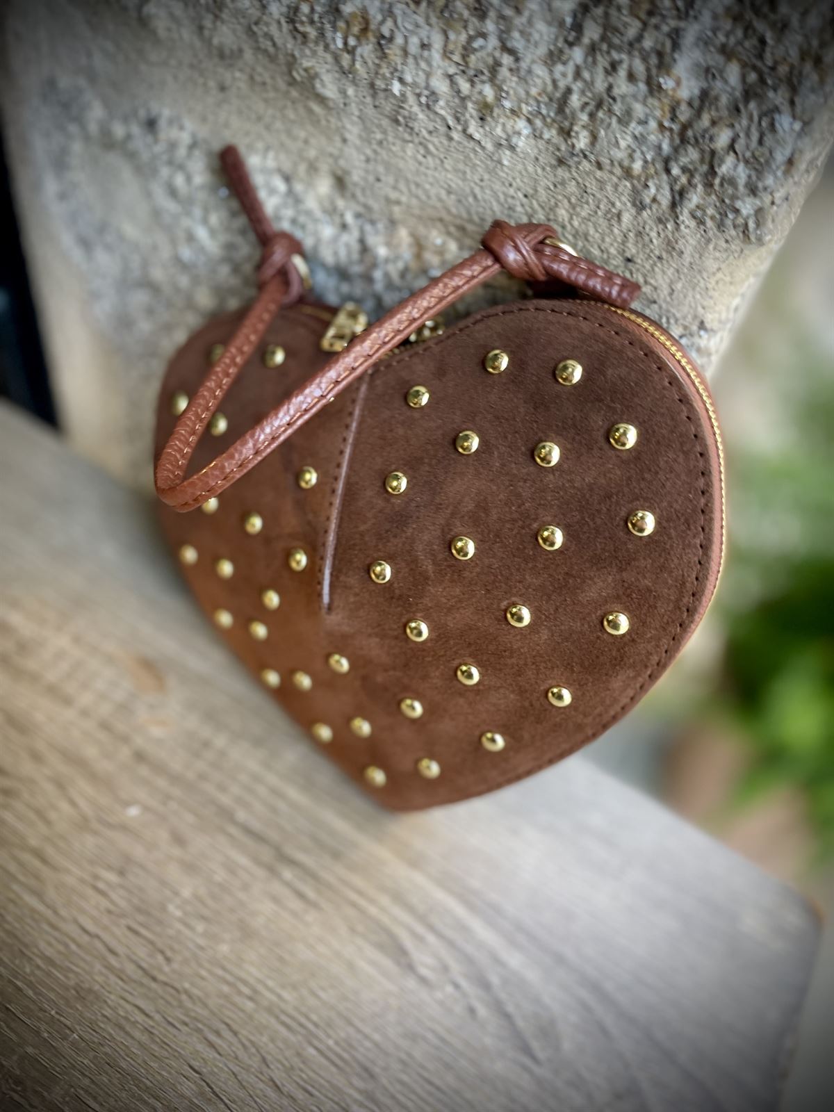 Bolso corazón tachas piel marrón tabaco - Imagen 2
