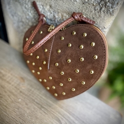 Bolso corazón tachas piel marrón tabaco - Imagen 2