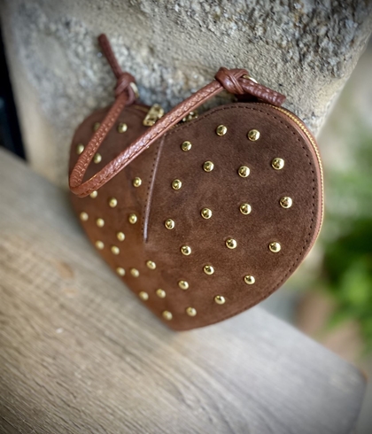 Bolso corazón tachas piel marrón tabaco - Imagen 2