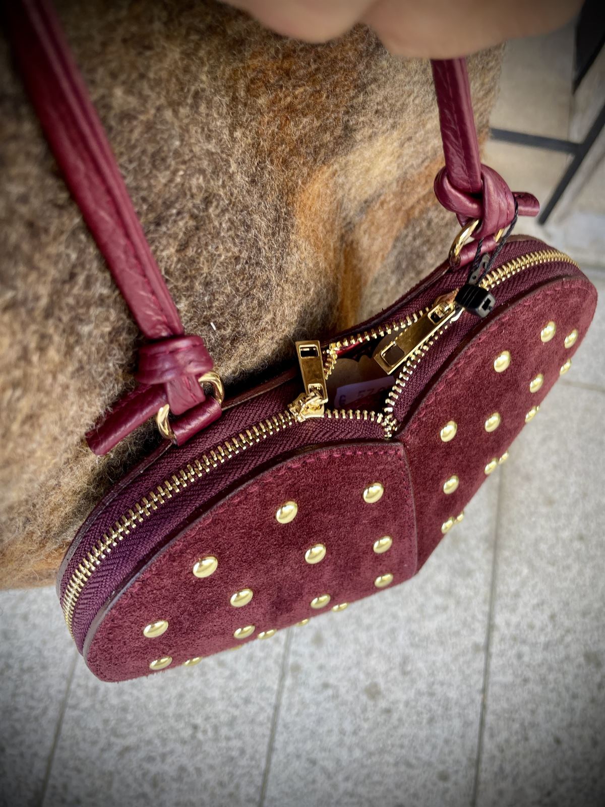 Bolso corazón tachas piel negro - Imagen 3