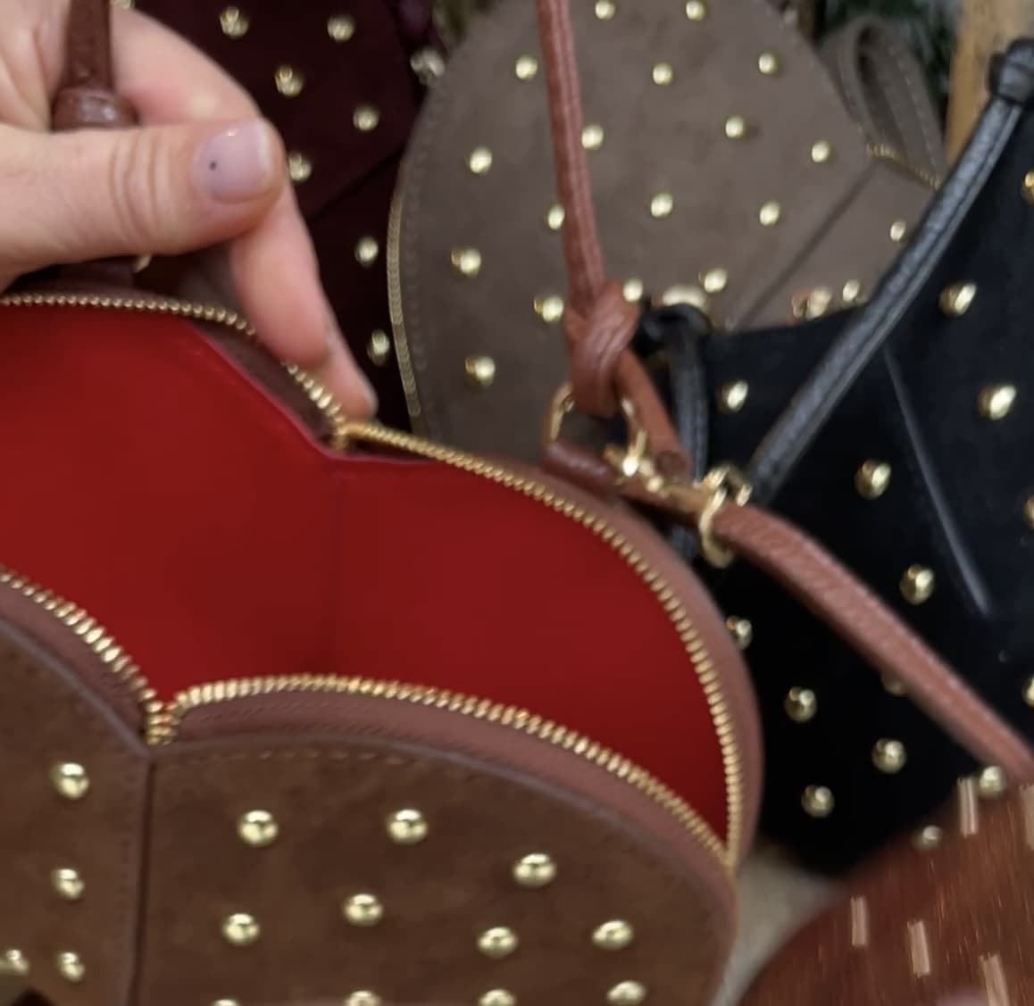 Bolso corazón tachas piel negro - Imagen 7