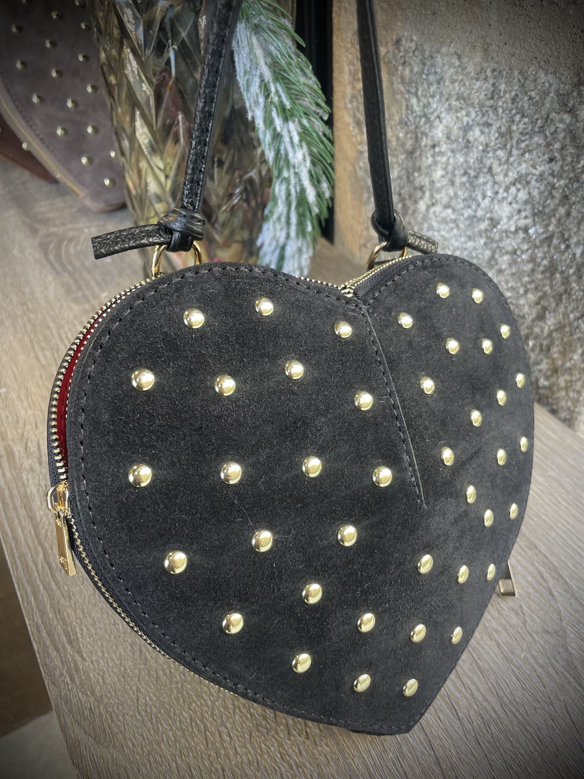 Bolso corazón tachas piel negro - Imagen 3