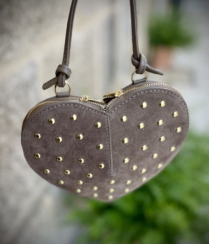 Bolso corazón tachas piel taupe - Imagen 1