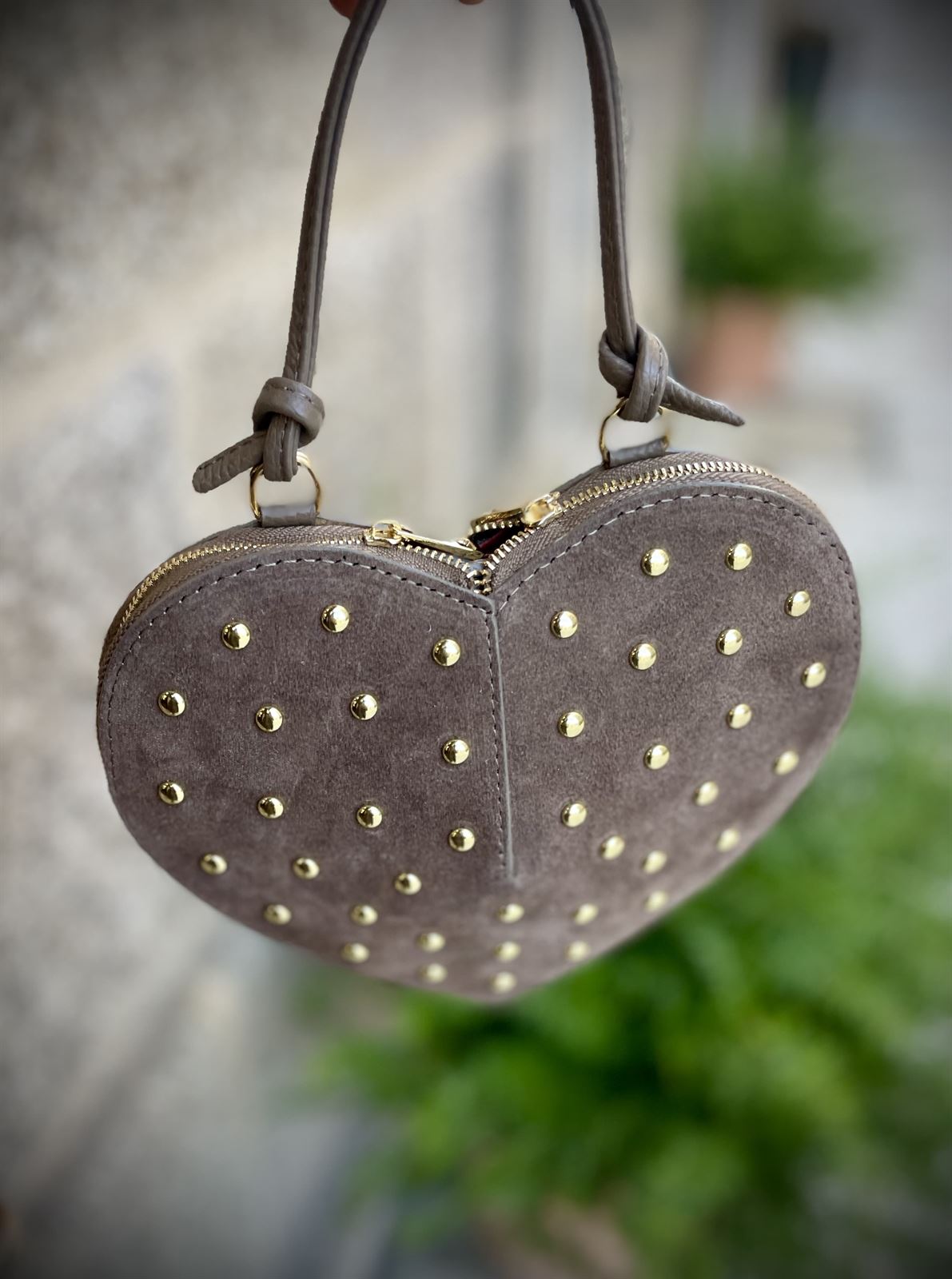 Bolso corazón tachas piel taupe - Imagen 2