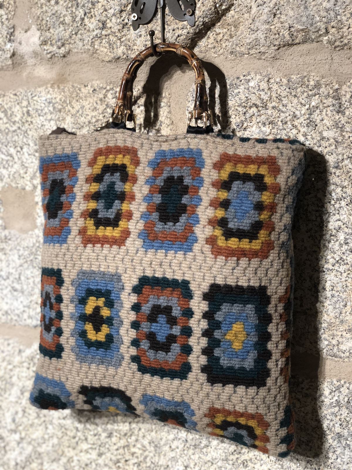 Bolso de mano asas madera colores fondo beigge. - Imagen 2