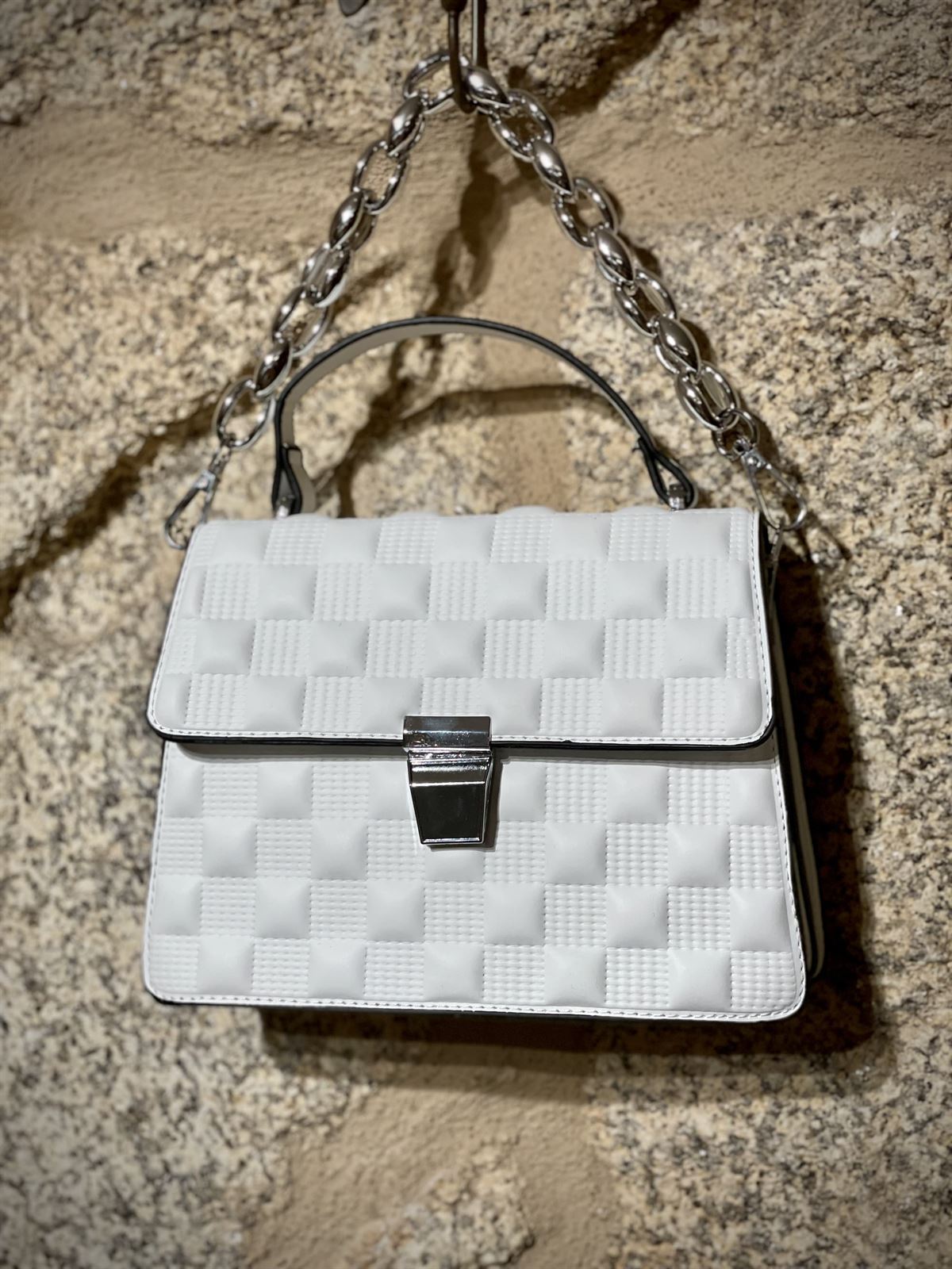 bolso de mano con cadena blanca - Imagen 1