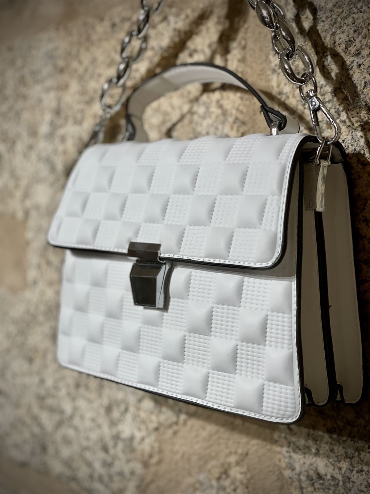 bolso de mano con cadena blanca - Imagen 2
