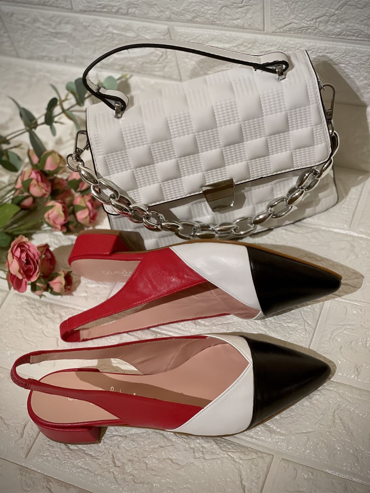 bolso de mano con cadena blanca - Imagen 3
