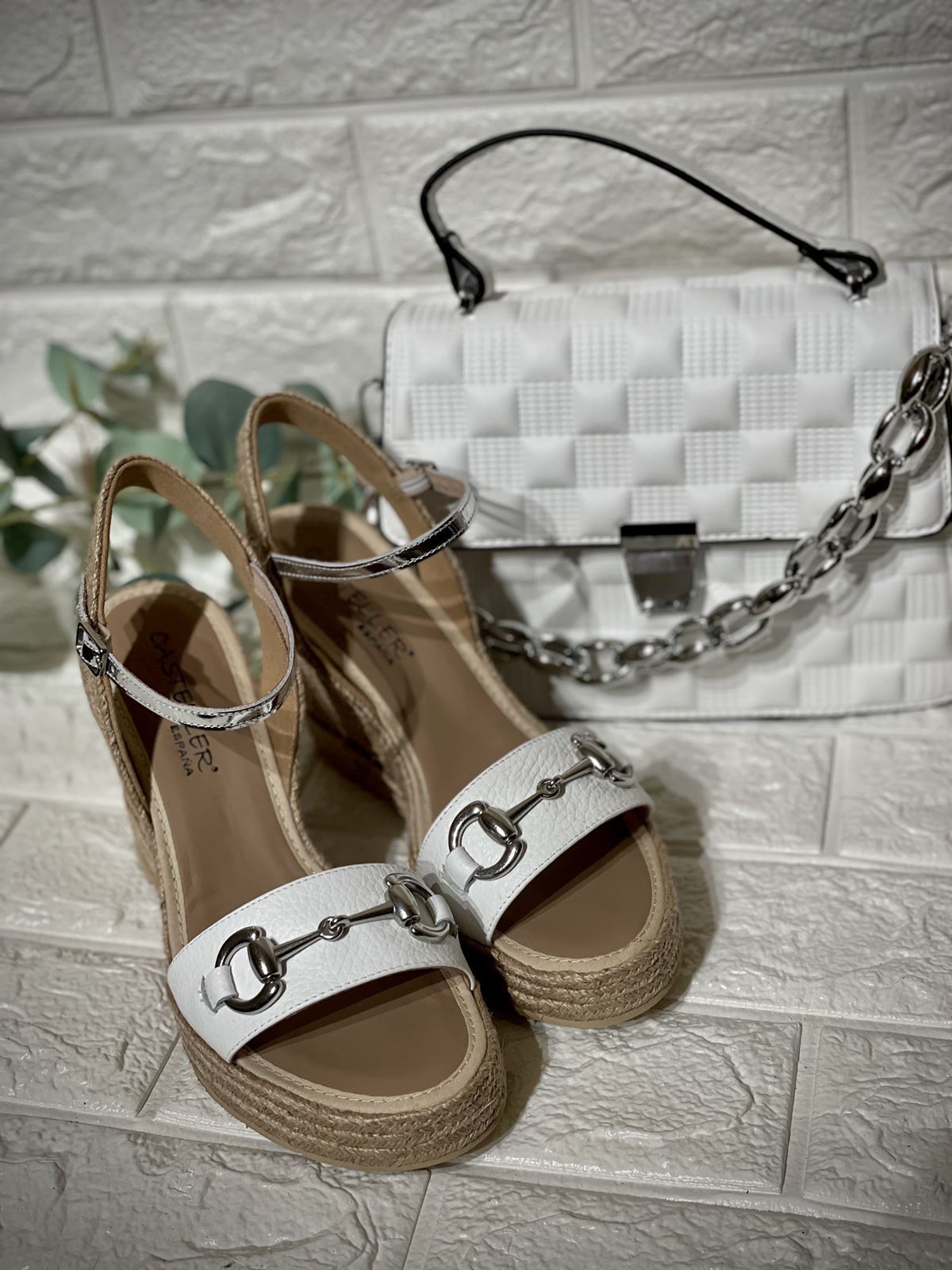 bolso de mano con cadena blanca - Imagen 4