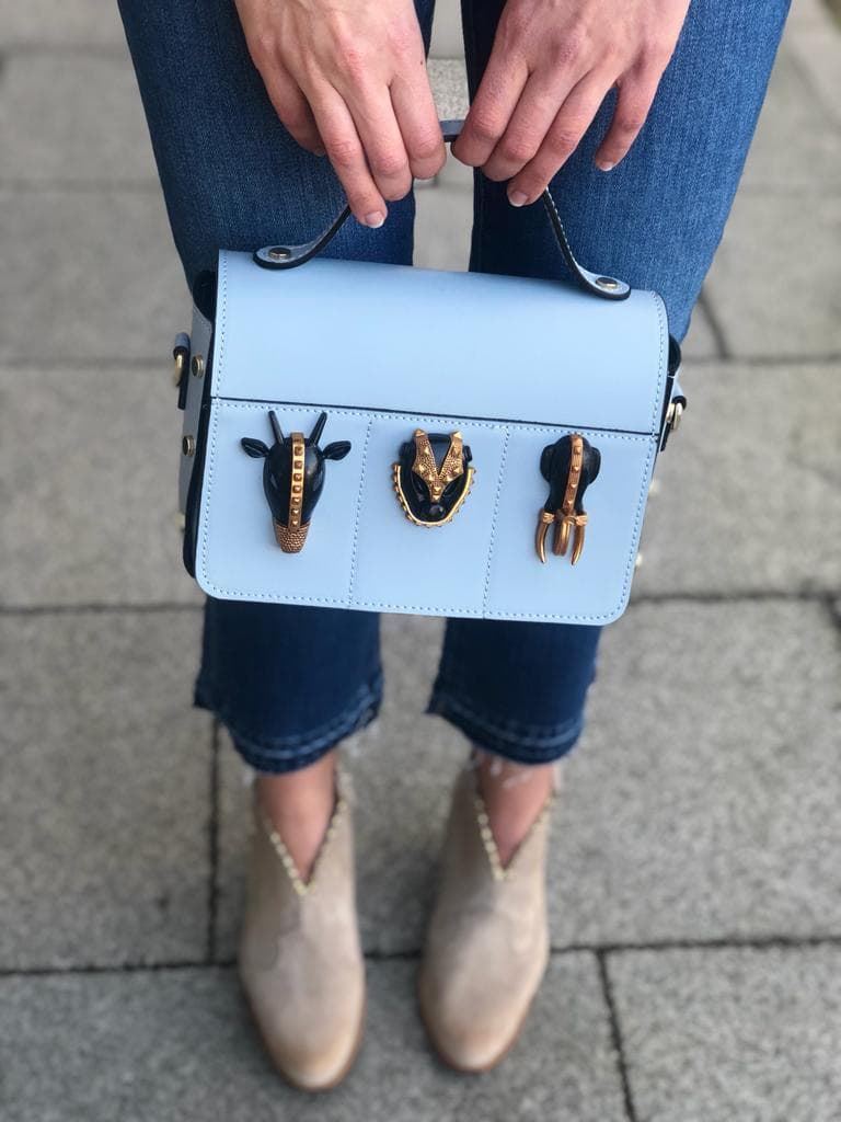Bolso de piel azul con apliques metálicos - Imagen 1