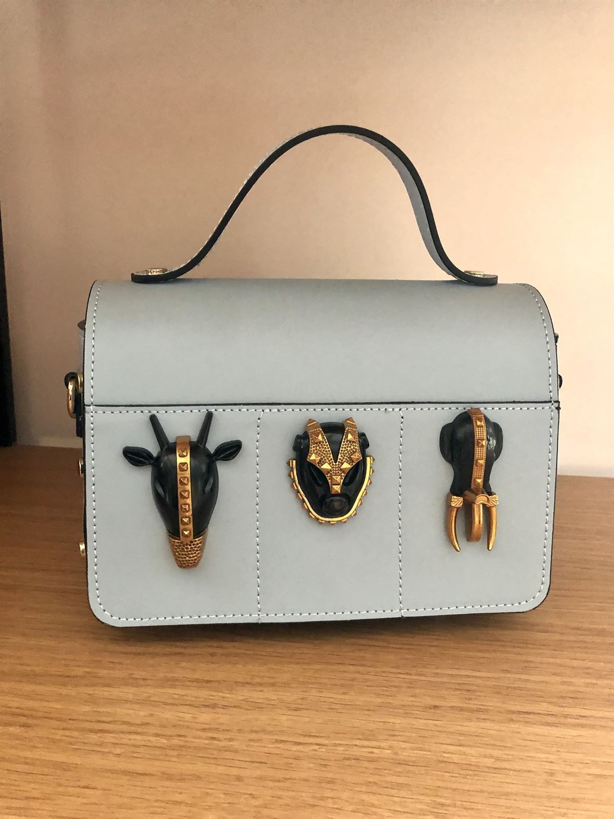 Bolso de piel azul con apliques metálicos - Imagen 2