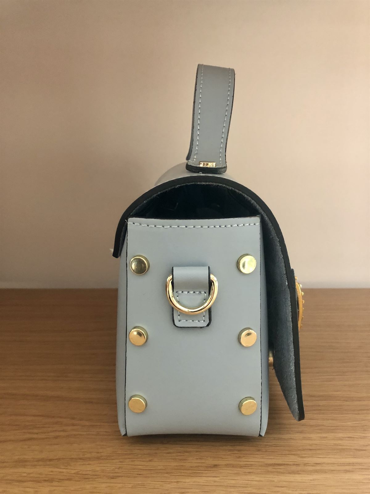 Bolso de piel azul con apliques metálicos - Imagen 3