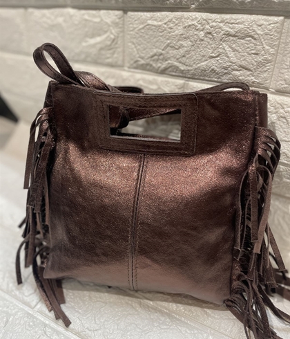 Bolso flecos lados piel chocolate metalizado. - Imagen 1