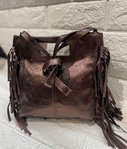 Bolso flecos lados piel chocolate metalizado. - Imagen 2