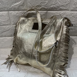 Bolso flecos lados piel doradito metalizado. - Imagen 1