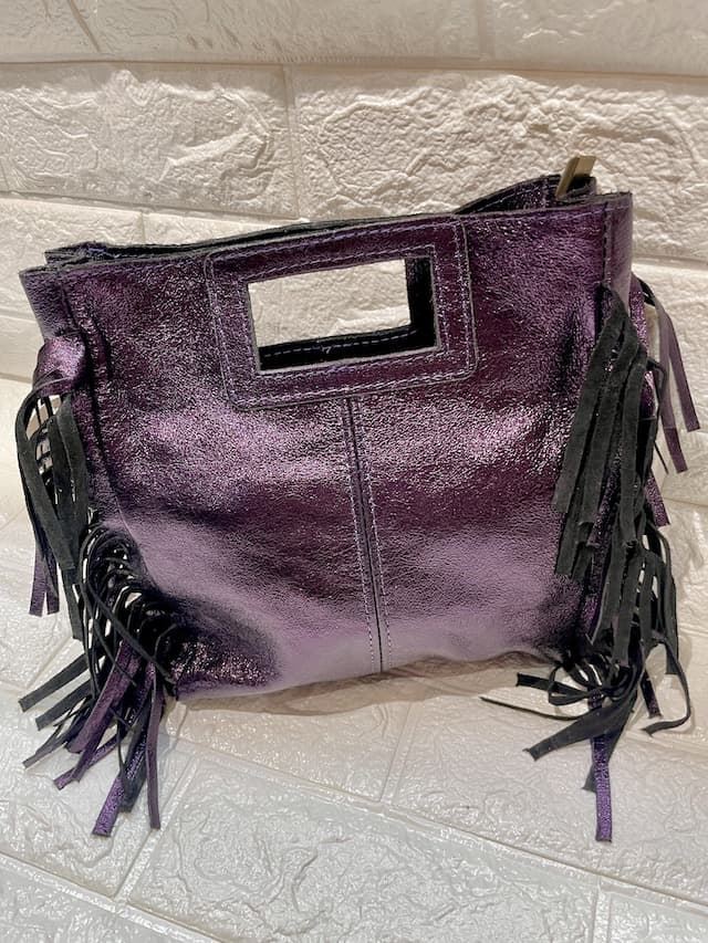 Bolso flecos lados piel morado metalizado. - Imagen 1