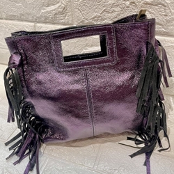 Bolso flecos lados piel morado metalizado. - Imagen 1