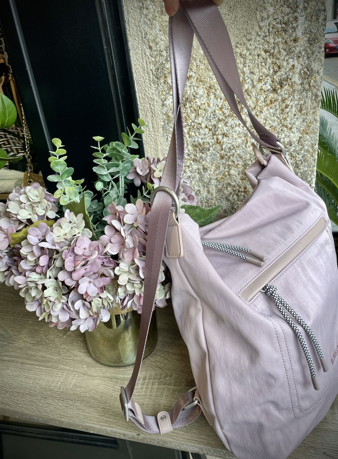 Bolso Indi & Cold convertible a mochila rosa - Imagen 2
