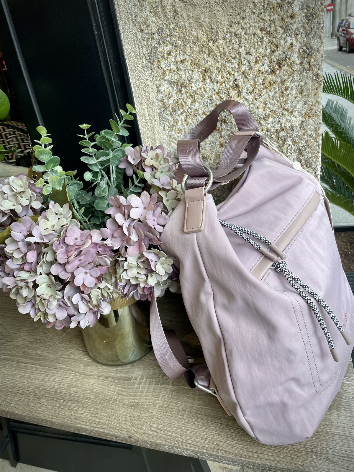 Bolso Indi & Cold convertible a mochila rosa - Imagen 9