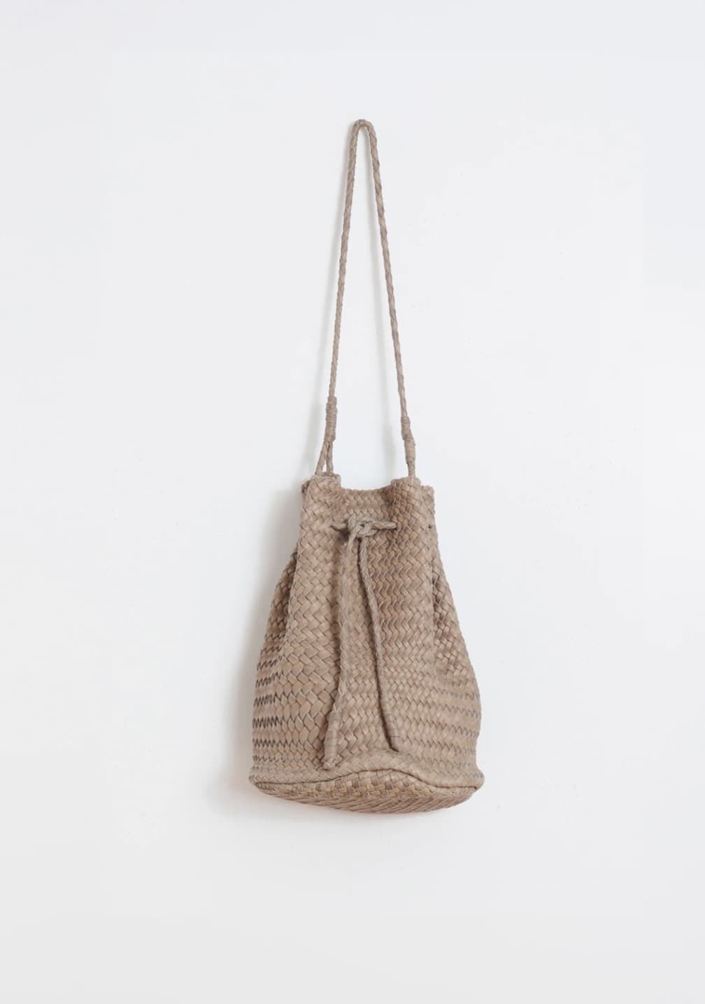 Bolso Indi & Cold REF. IA656 BUCKET DE PIEL TRENZADA topo - Imagen 3