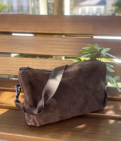 Bolso Indi & Cold REF. IA659 ALARGADO SERRAJE chocolate - Imagen 2