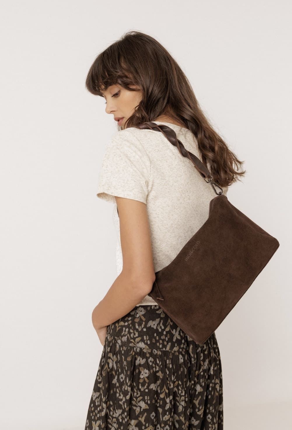 Bolso Indi & Cold REF. IA659 ALARGADO SERRAJE chocolate - Imagen 4