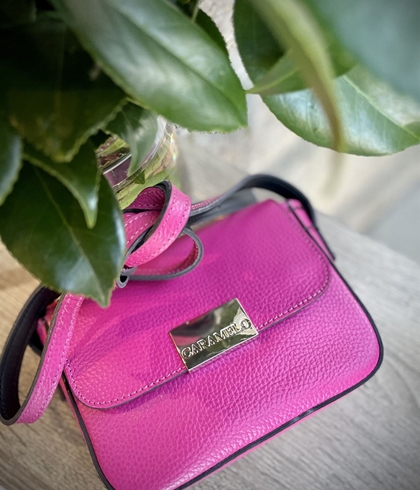 Bolso mini bandolera CARAMELO fucsia. - Imagen 1