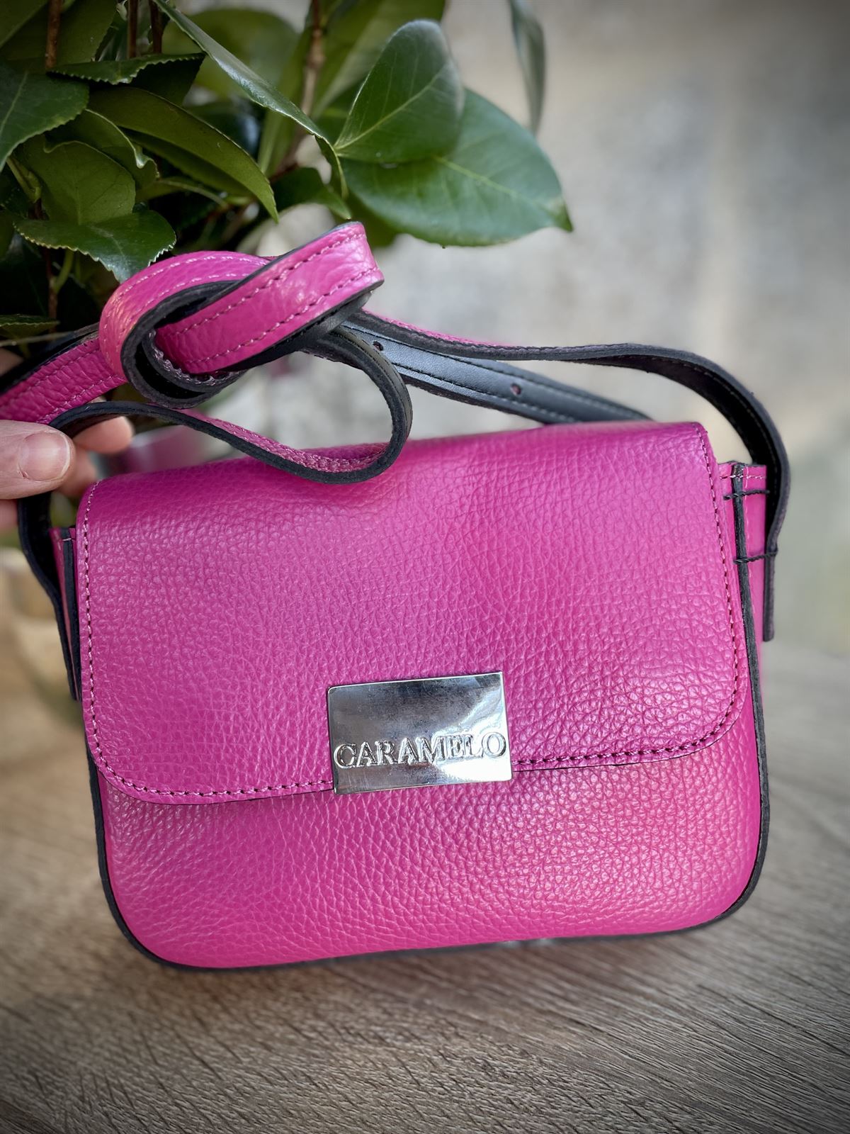 Bolso mini bandolera CARAMELO fucsia. - Imagen 4