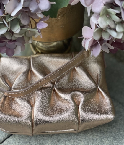 Bolso pequeño piel metalizado arrugado Champagne - Imagen 1