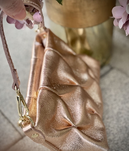 Bolso pequeño piel metalizado arrugado Champagne - Imagen 2