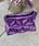 Bolso pequeño piel metalizado arrugado morado - Imagen 2