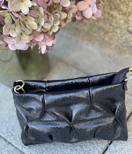 Bolso pequeño piel metalizado arrugado negro - Imagen 2