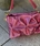 Bolso pequeño piel metalizado arrugado rosa - Imagen 2