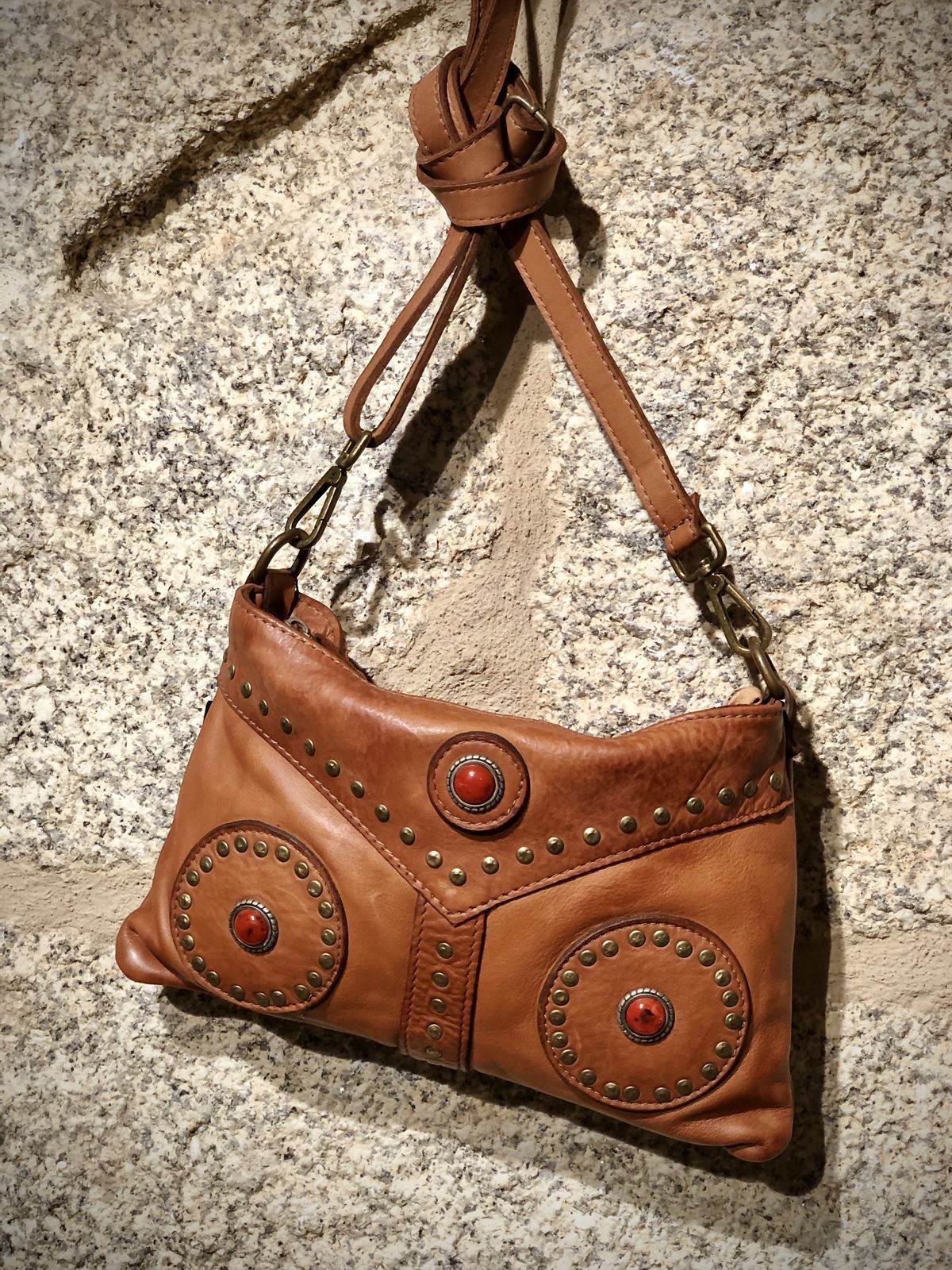 Bolso piel camel tachas - Imagen 1