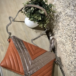 Bolso piel camel y metalizado - Imagen 1