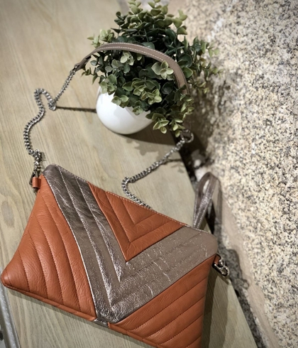 Bolso piel camel y metalizado - Imagen 1