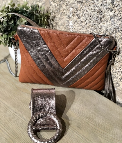 Bolso piel camel y metalizado - Imagen 2