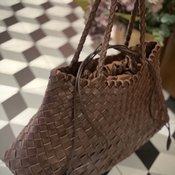 Bolso piel trenzado 2 asas marrón chocolate - Imagen 1