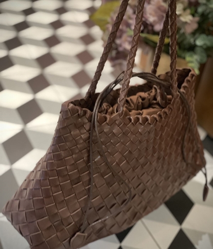 Bolso piel trenzado 2 asas marrón chocolate - Imagen 1